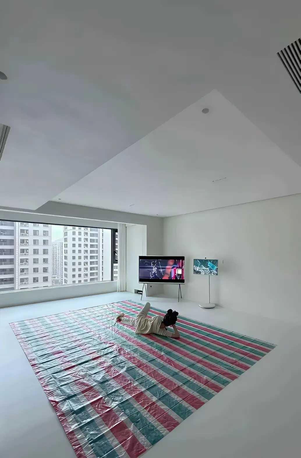 当母亲来参观女儿的新房子。​​​​