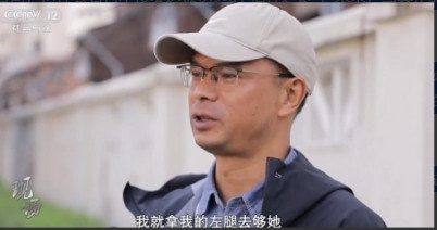 “扶不扶？”上海7旬老太乘坐扶梯时，重心不稳向后倒去，幸好一男子眼疾手快拼死相救
