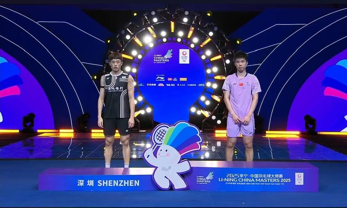 翁鸿阳2:0（21:11、21:15）战胜林俊易，获得2025中国羽毛球大师赛男