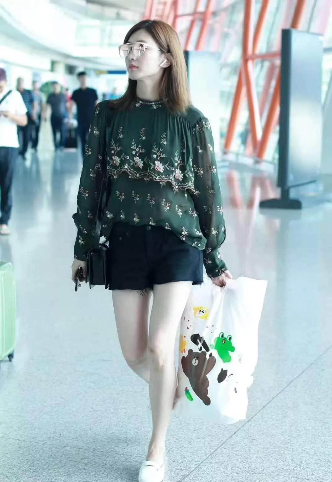 江疏影｜素颜出街也能赢很大✨江疏影这波机场素颜路透，状态也太能打了吧！