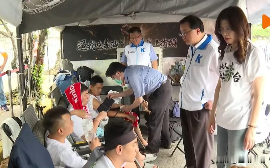 郑丽文第三次探视“绝食抗议”蓝营青年军忧健康状况国民党主席郑丽文今天（2