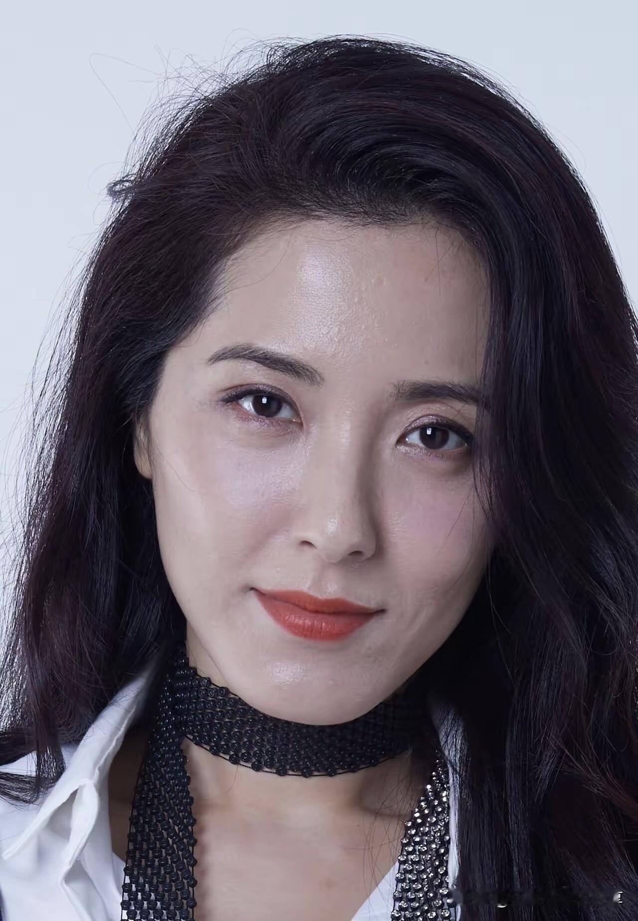 但看曾黎这颜值，一点也看不出来哪里看起来很惊艳，说她是中戏校花，好像吹捧高了。