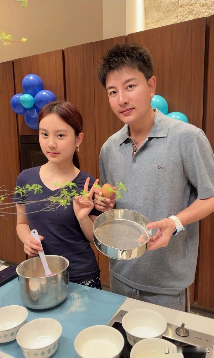 这个角度看，他们两父女真的就像一个模子刻出来的，眼睛、鼻子、嘴型都比较像爸爸，没