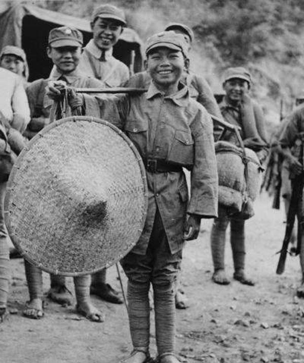 1949年新中国成立前后，大批国民党军政人员选择起义或投诚，我党秉持“不咎既往”