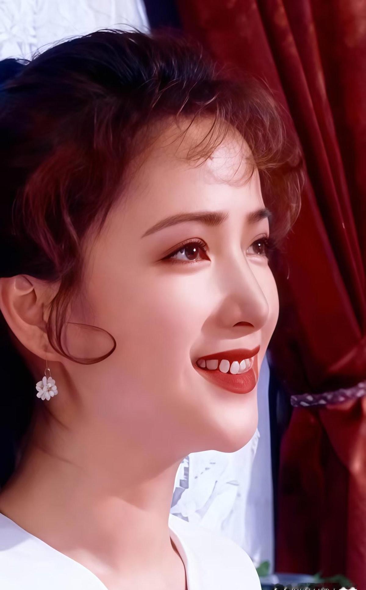 她演遍了四大名著，却演不好自己的晚年。医生推开门，签字的只有邻居。穿龙袍的武