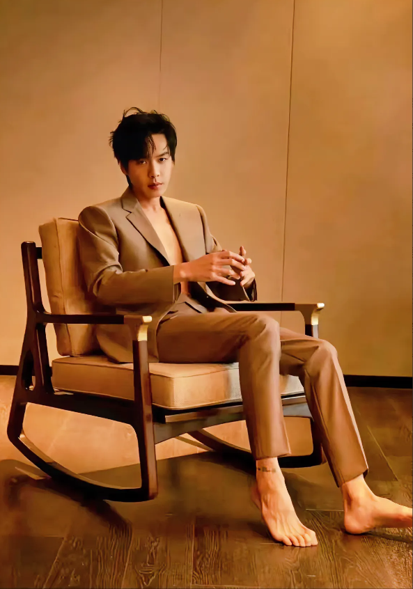 张若昀，181cm，脚踝处有纹身，不过还挺好看！