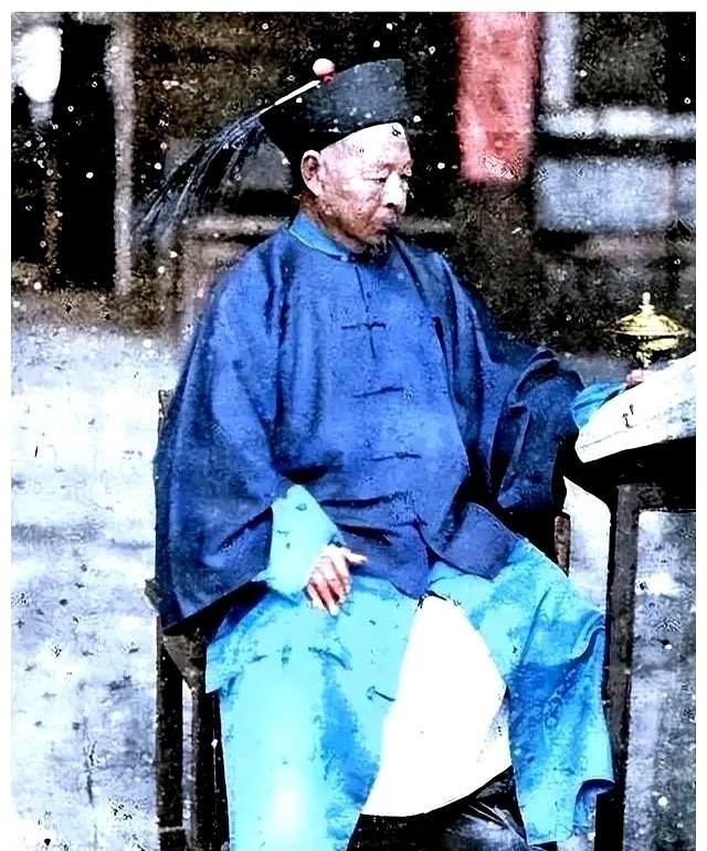 左宗棠把马化龙一家三百多口，全宰了。在清末西北，民族矛盾和宗教纠纷像火药桶一样