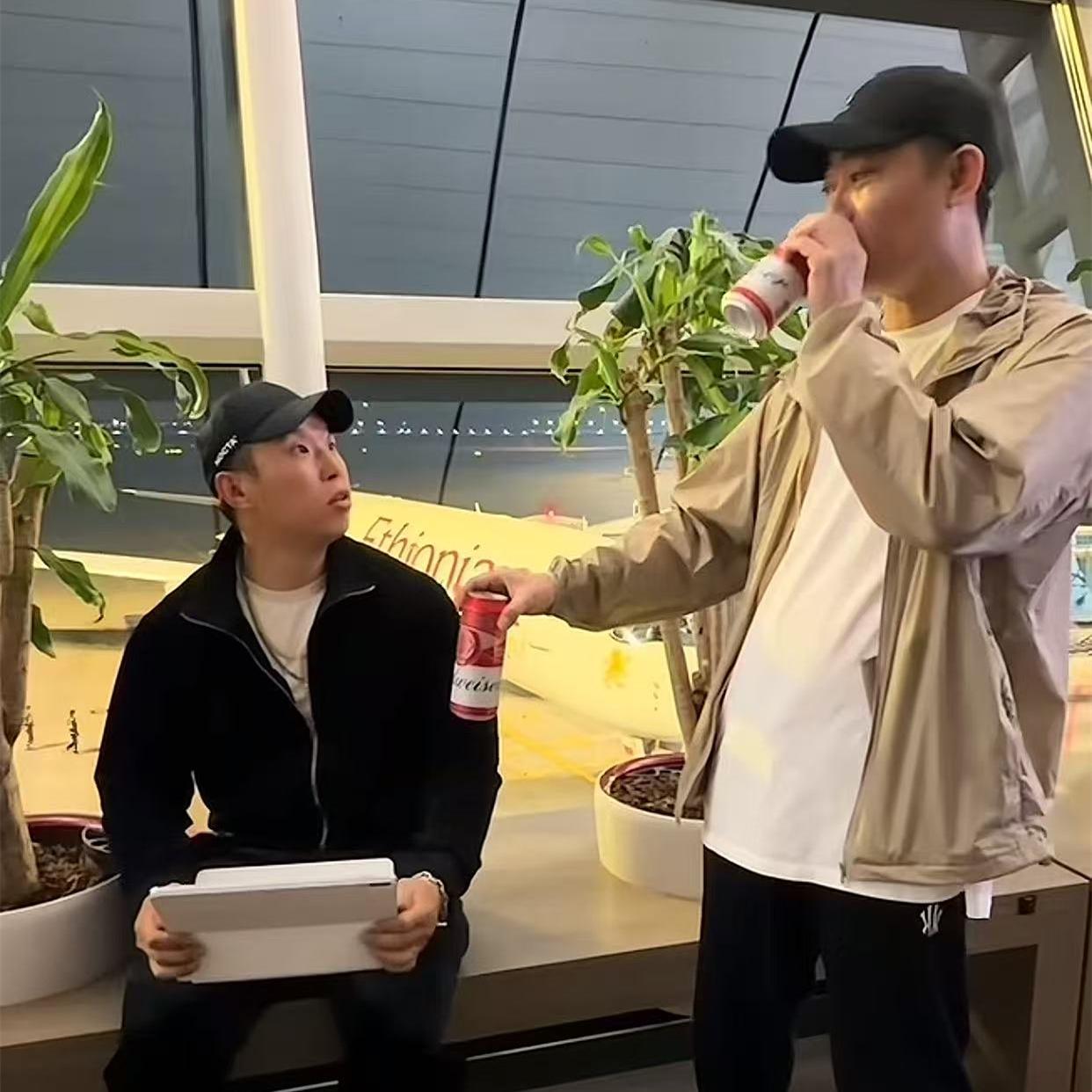 栾云平机场拎啤酒，找烧饼对饮被拒，理由令人笑喷，怕酒驾影响自己开飞机！德云社烧饼
