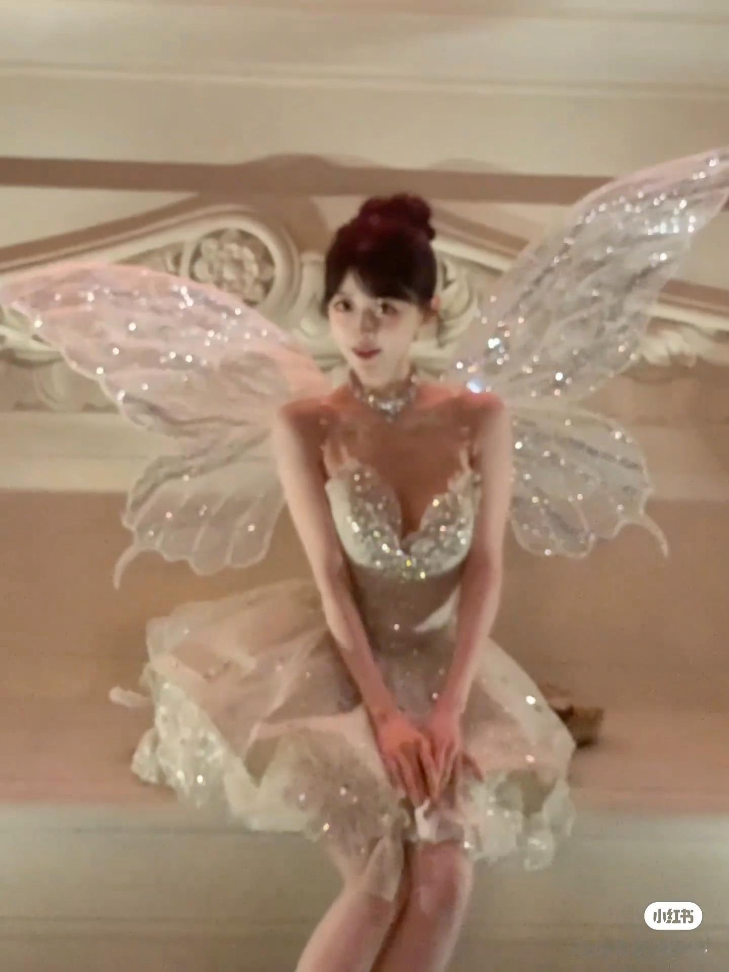 小精灵装扮是时候爆火了今年万圣节看到最亮眼的就是精灵装扮显身材俏皮又可爱….