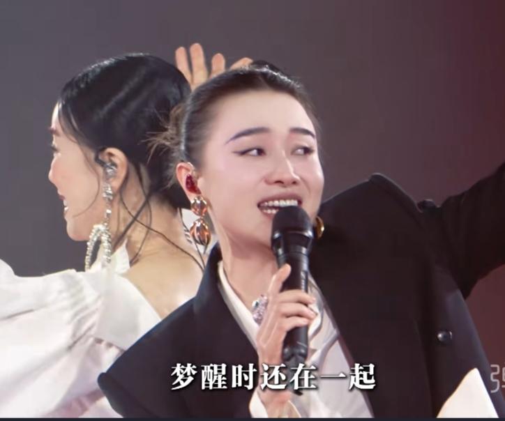 那英可能都没想到第二场演唱会居然是一个人干翻了一群人，只请了宋佳一个助阵嘉宾