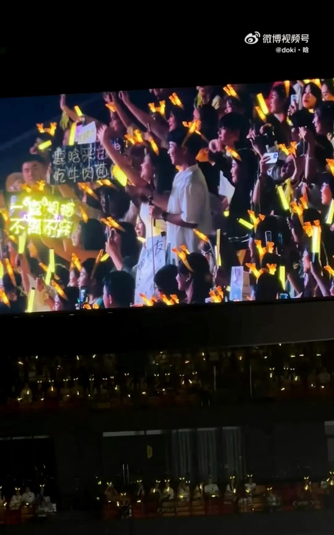 在青岛演唱会炽热氛围中，鹿晗用一句直击人心的嘱托，上演了专属于他与粉丝间的温柔浪