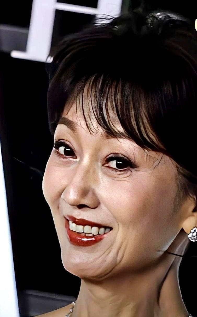 有些人的美，皱纹根本盖不住。看到一位70多岁女士的照片，脸上当然有皱纹，岁月