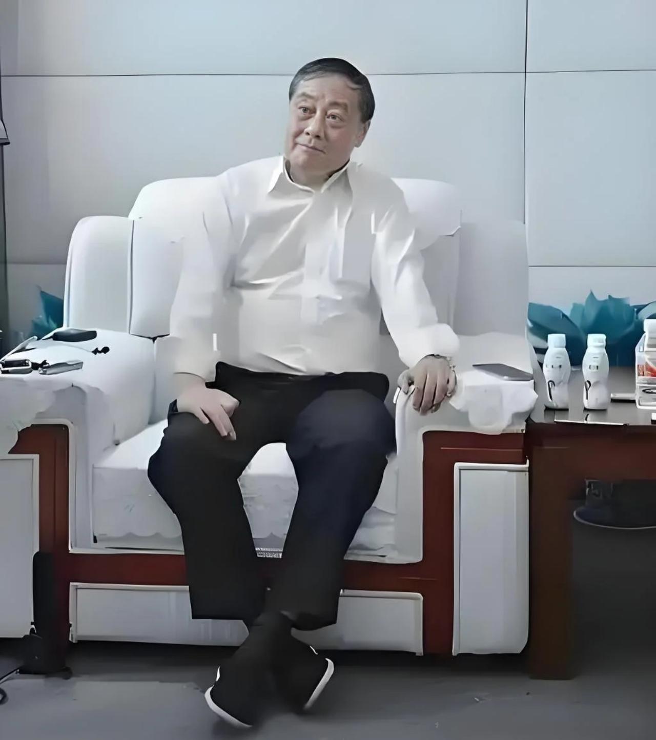 商人永远是商人，什么良心商人，爱国商人都只是人设，最终都是为赚钱服务。宗老的女人
