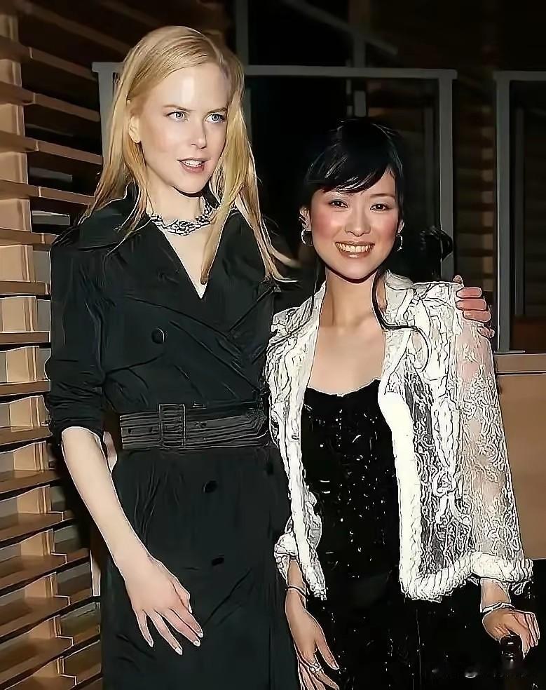 章子怡站在这个老外身旁，身高虽然差一大截子，但是颜值和气质绝对不逊色于对方，老外