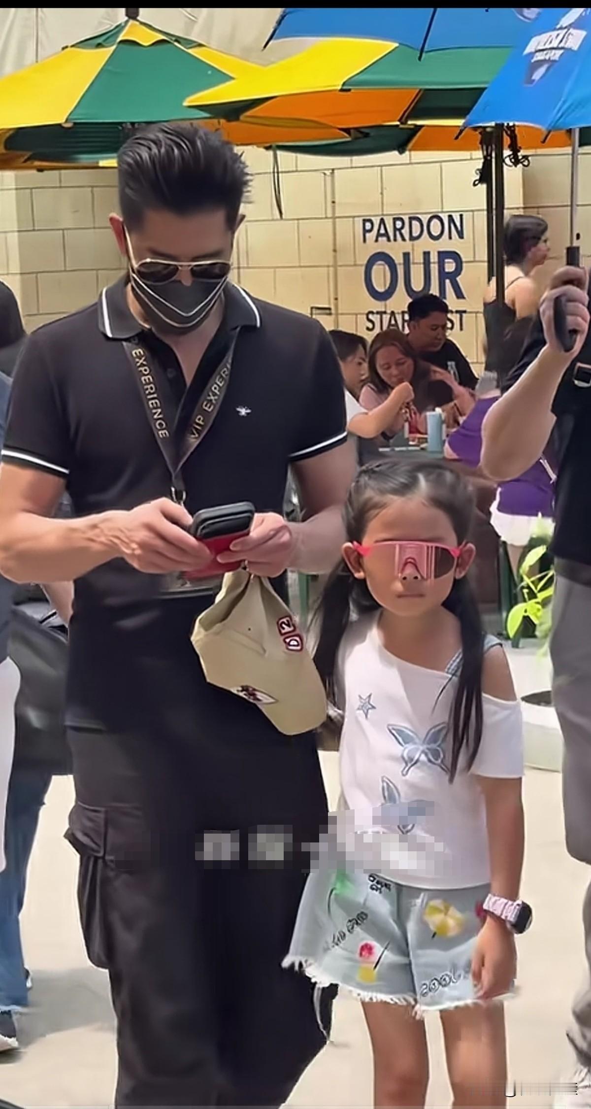 郭富城的衣品还是相当出色的，一身休闲装愈发显年轻。六十多岁的郭天王与小22岁的骄