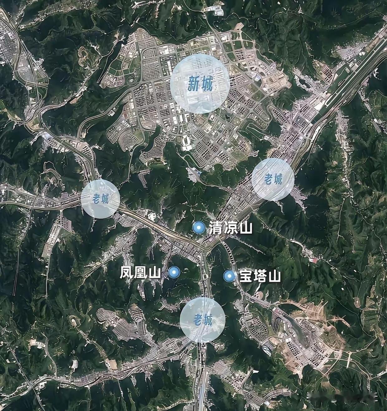 延安的老城区与新城区宛如两个极端。清凉山、凤凰山和宝塔山将延安老城区分隔成三条沟