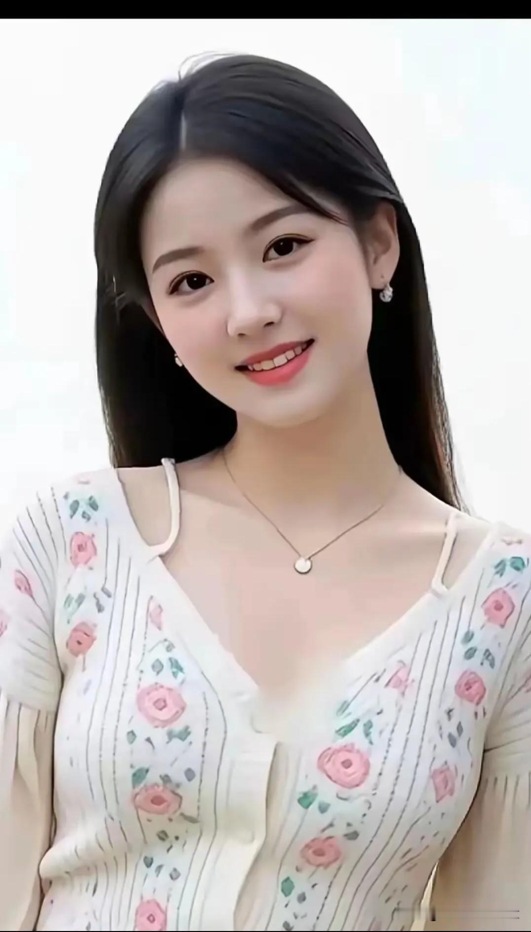 浣溪沙·浅笑怡人长发如云衬素衫，轻罗遍绣粉蔷薇。银圆项链映柔眉。眼底春光