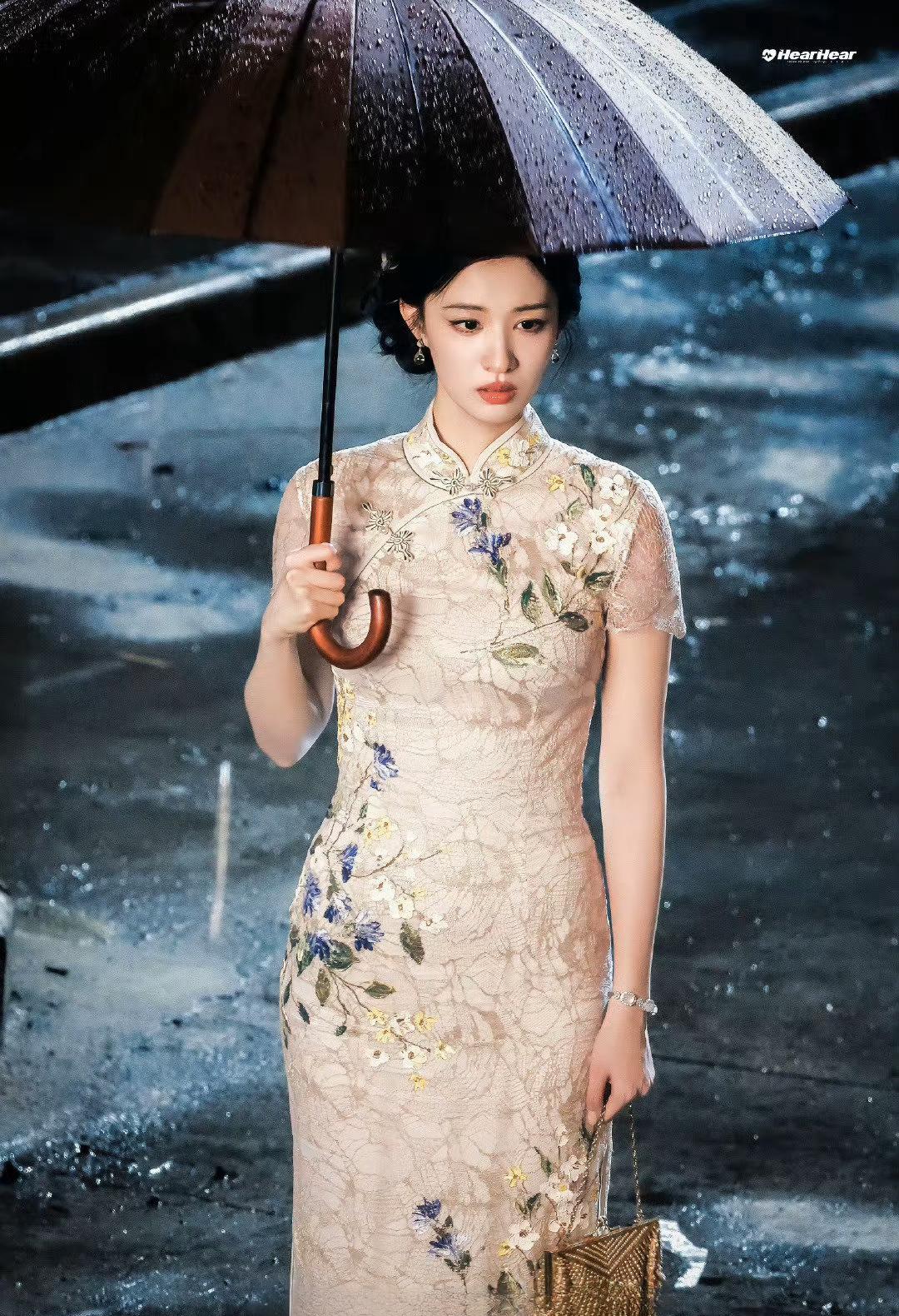 “小刘亦菲”的标签，她正在亲手撕掉。26岁，王楚然在《玉骨遥》里演朱颜。热搜