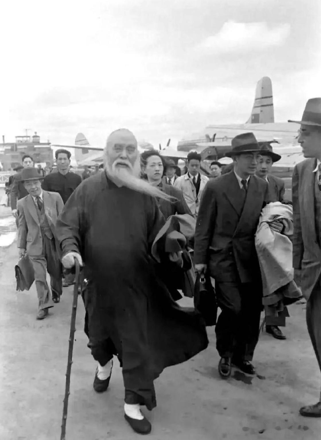 1949年11月28日，71岁的于右任在广西南宁，手扶文明杖，长须飘逸，道骨仙风