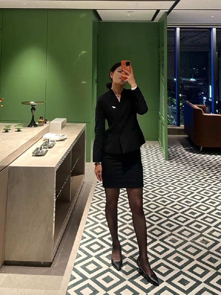 上个月去我姑家，表妹下班回来，哼着歌进的屋。我姑问她今天咋这么高兴，她说没干啥，