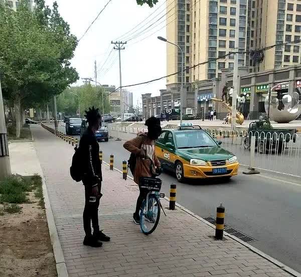 广州街头黑人多这事儿最近闹得挺凶。广州作为贸易和文化交流中心，吸引了不少