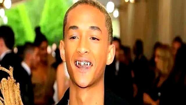 都说威尔·史密斯的儿子“废了”，成了个画红脸的“鬼”。你还记得《当幸福来敲