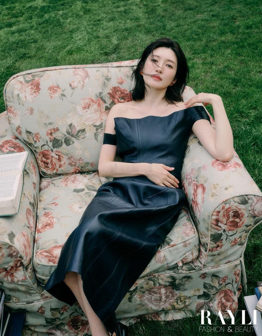 十年荧幕，勾勒出不喧哗、自有力量的现代女性，既是她的注脚，也是她的缩影。江疏影初