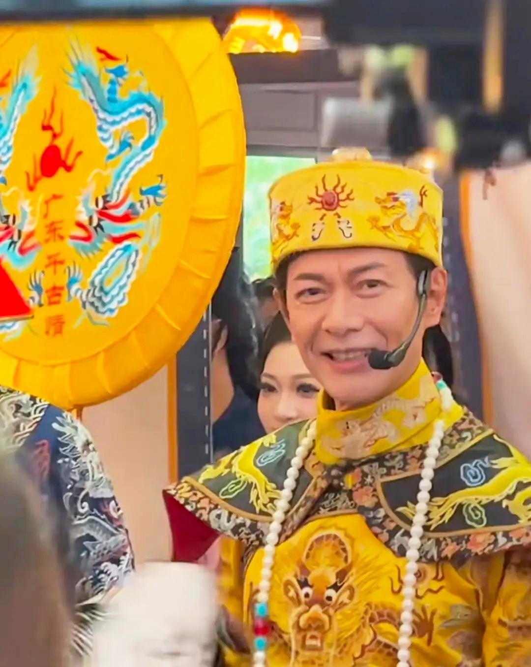 息影老戏骨江华现身佛山商演，穿龙袍扮雍正引全场沸腾！[比心]没想