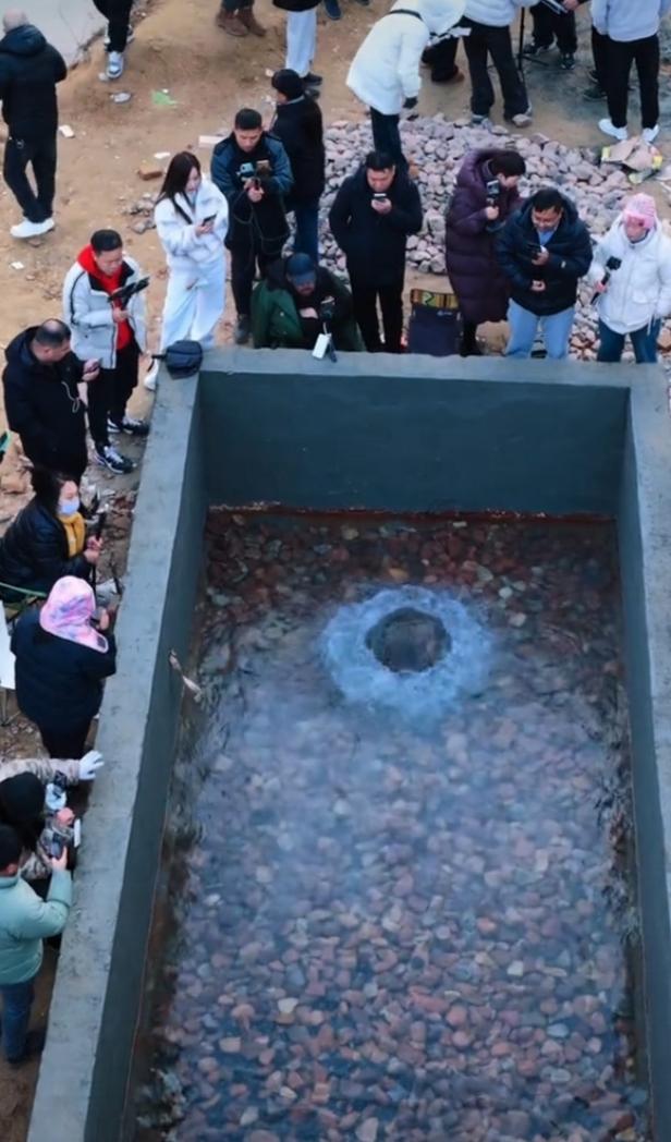 郑州二七区马寨镇梨园河村有个神奇事儿。一处断流30余年的泉眼突然自然复涌，成