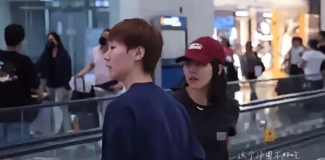 要不是陈幸同朝着王曼昱笑了一下，我真没看出红帽子就是同同。不得不说，同同才是