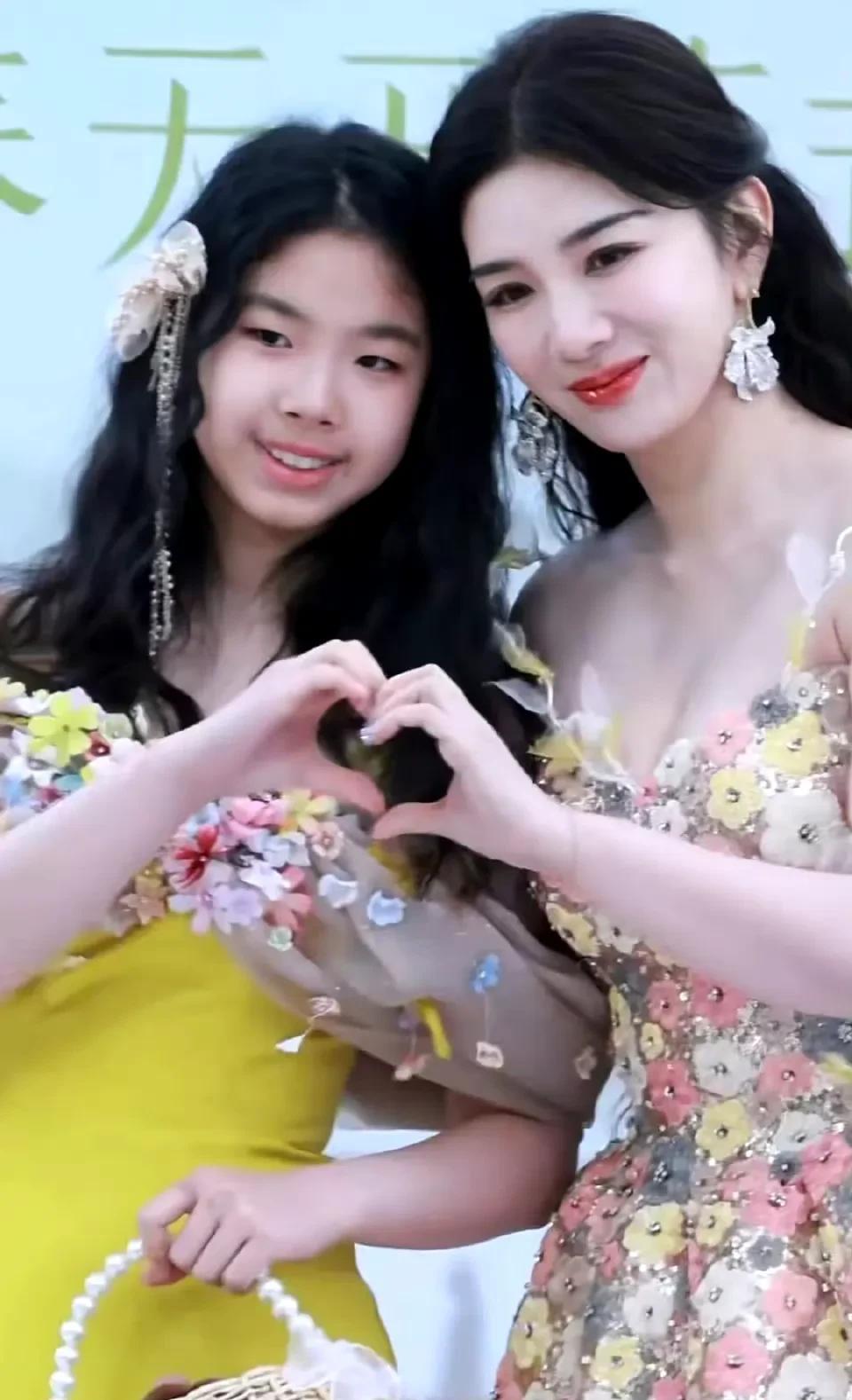 “你都能当艺人为啥我就不行”，颜值普普通通的黄奕女儿对母亲黄奕说出这句话时我都惊