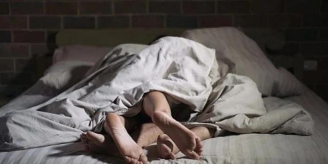 山东新泰，已婚男子与情人在酒店房间、12小时内多次发生关系，期间感到不适，坐在沙