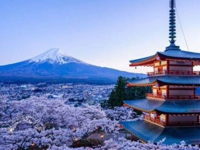 日本富士山是日本的象征，海拔3776米，以对称的圆锥山体和终年积雪的山顶闻