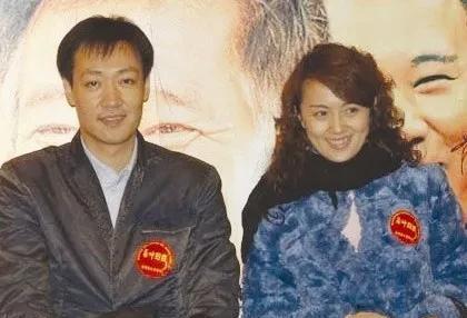 演员辛柏青突然发表了讣文，悲伤透露妻子朱媛媛去世，只有短短几百字，信息量却很大: