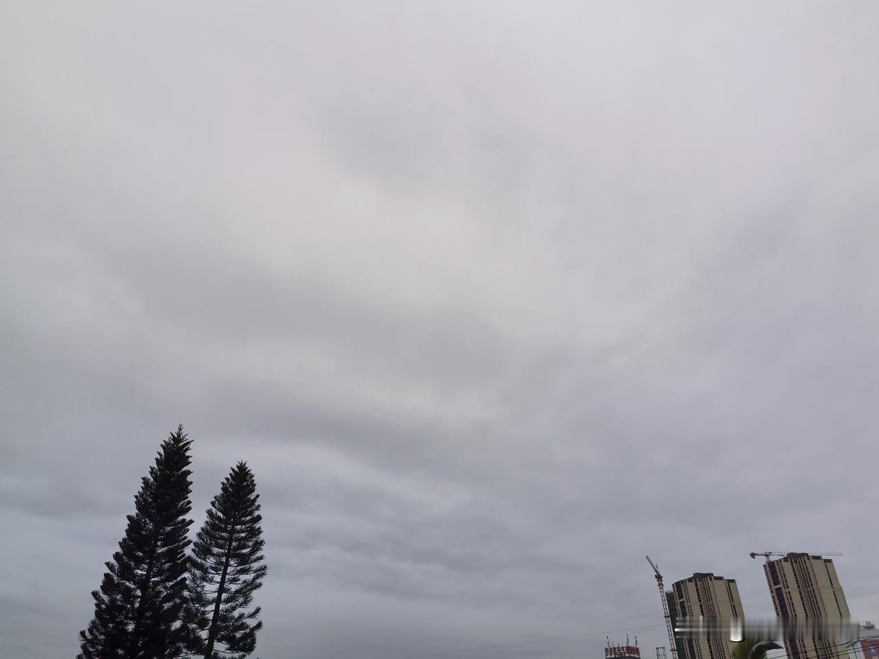 台风靠近浙江已进入风雨影响最强阶段，随着台风“凤凰”趋近台湾岛，其外围环流对