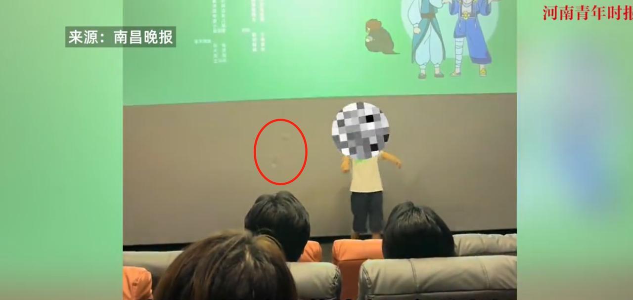 这下代价大了！陕西一影院内，在观影结束后，一小孩并没有离场，反倒跑到荧幕前多次用