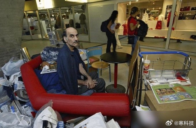 很难想象一个大活人，竟然在机场候机厅里，一住就是十八年。没有护照，没有国籍，1号