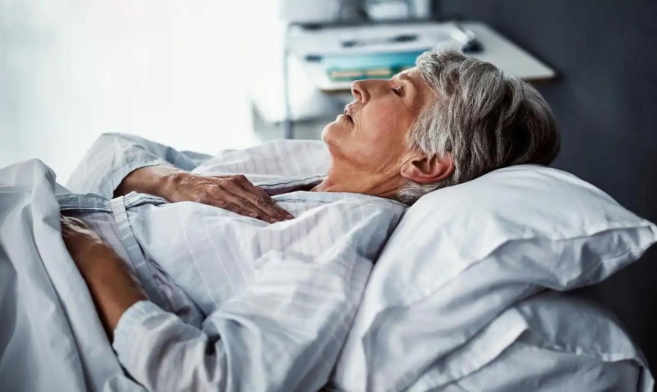 63岁女子因脑梗走了，医生：吃苯磺酸氨氯地平，不和这6种药搭配 天天吃着降压