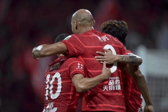 成都蓉城8月取得4胜1平佳绩, 暂时登顶积分榜