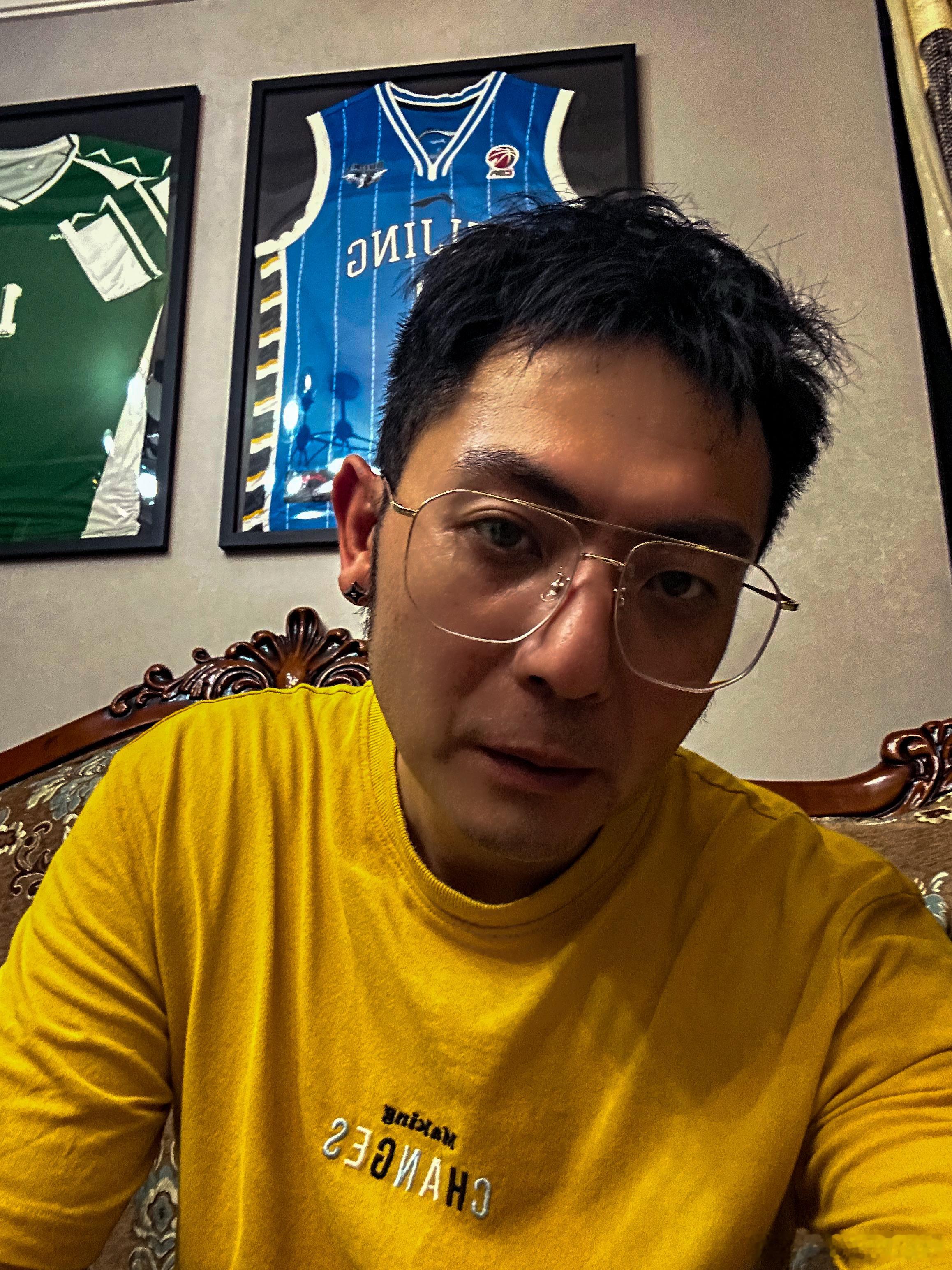 什么叫狗眼看人低？我今儿穿的这黄T骑电驴回家，保安以为我是送外卖的，让我把车停门