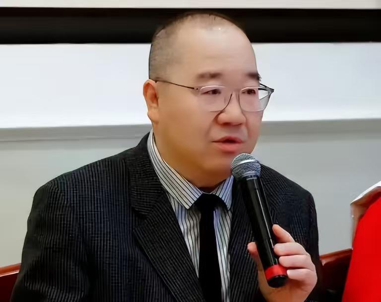 谁能想到啊！当年拍《我爱我家》的英达，如今居然活得这么惨😭65岁的人，头发掉