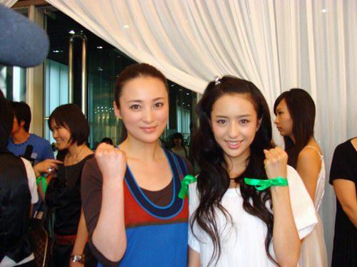 都说蒋勤勤美，一对比还是佟丽娅更美，佟丽娅古典美女人味十足。