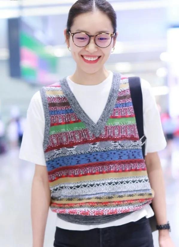 刘雯这机场私服也太会了！白色T恤+提花马甲+小黑裤，基础款叠穿穿出时髦高级感，妥