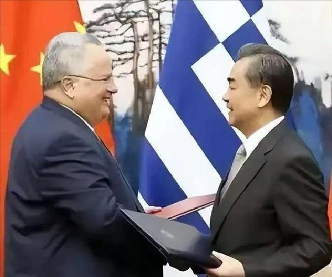 果不其然。欧盟突然宣布了对希腊的三年期援助安排，总额约1100亿欧元，由欧