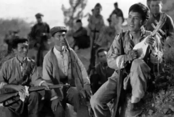 1940年，营里新教导员上任，营长去迎接时，刚要笑，谁知，看清对方的脸后，笑意全