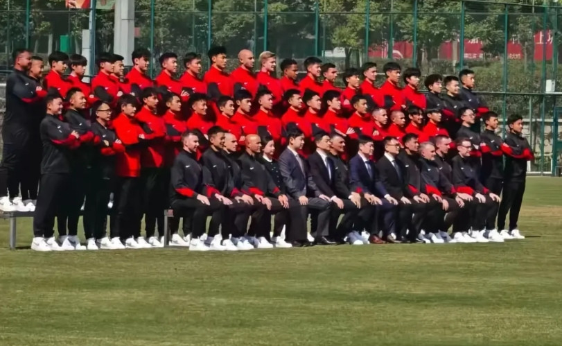 成都蓉城队已于昨天下午完成了新赛季全家福的拍摄，这也意味着，球员阵容不会再有变化