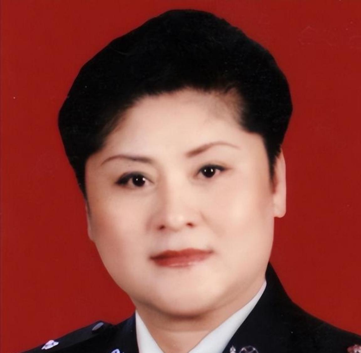 1996年，一个全身绑满炸药的歹徒闯进郑州国棉五厂幼儿园，劫持了28名孩子。女警