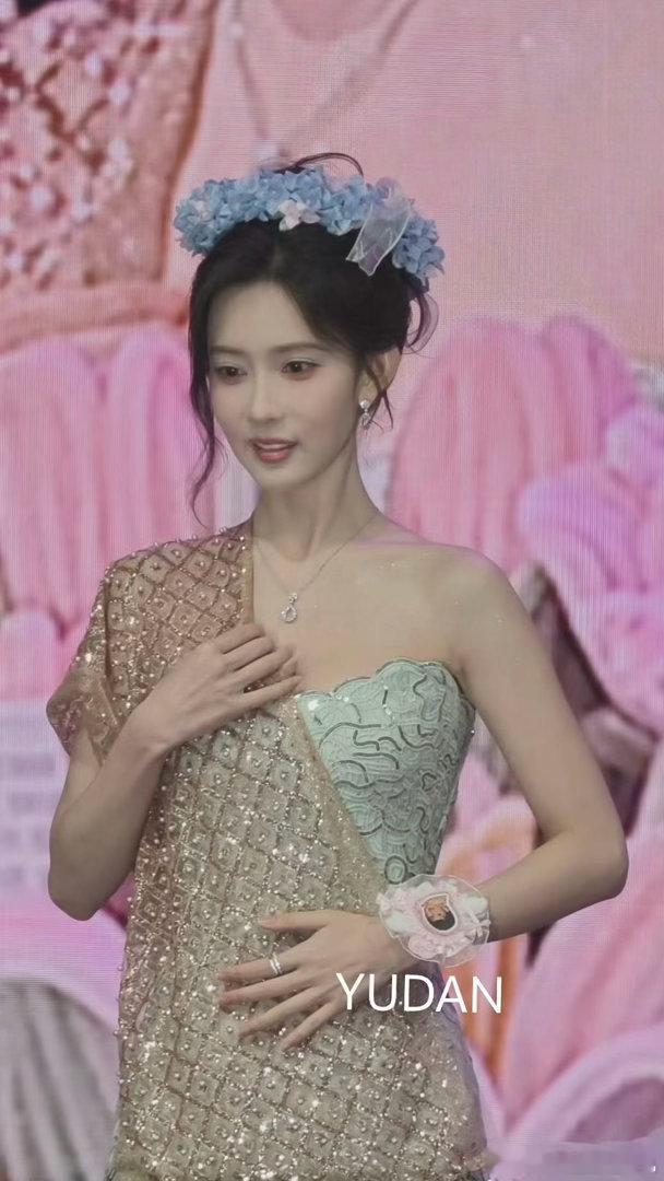孟子义泰媒生图泰媒高清原相机毫无滤镜加持，孟子义全程从容亮眼，原生五官精致立体，