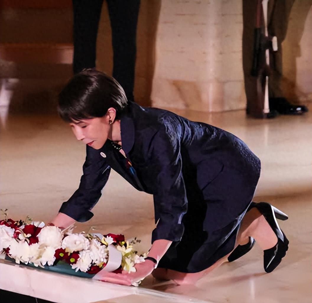 一片哗然！高市早苗直接跪下了！当地时间5月4日，日本首相高市早苗在访问澳大利亚