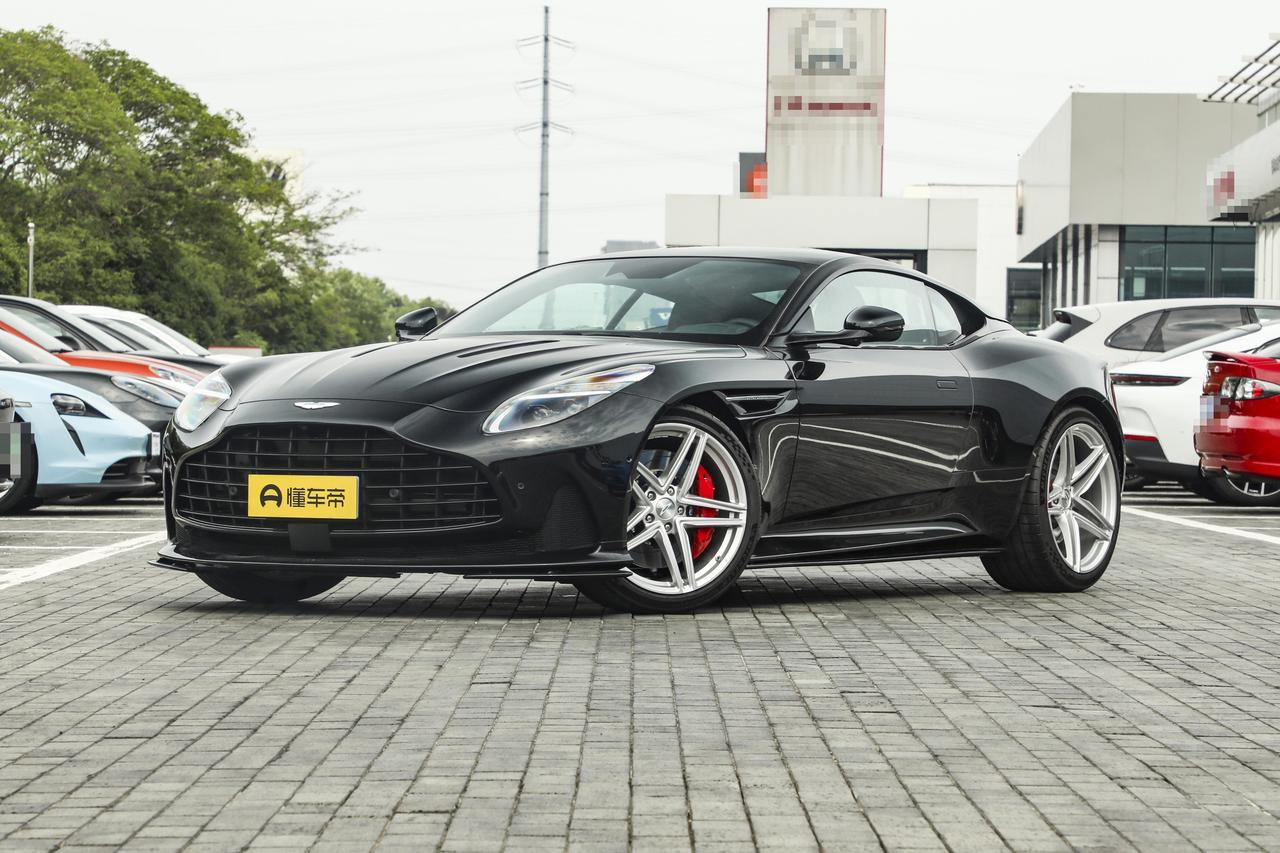 F1轮胎的干湿区别可有意思啦！干地胎，也就是咱们说的光头胎，表面光滑没花纹，这设